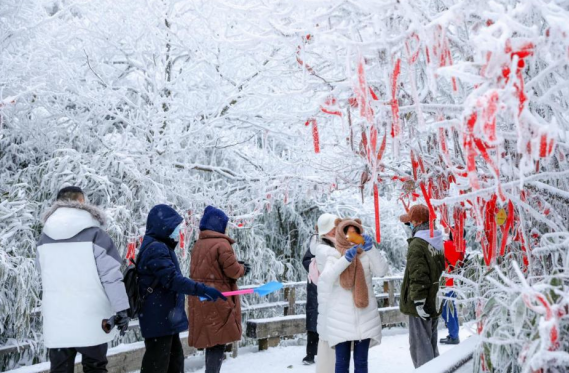 玩雪泡溫泉品年味 重慶金佛山蛇年狂歡即將開啟