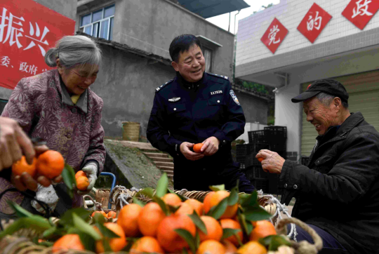 重慶民警何大為：用“心”駐村  用“行”助村