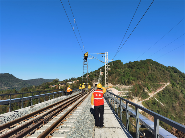 宜萬鐵路K191駟步河大橋搶險復舊工程送電成功