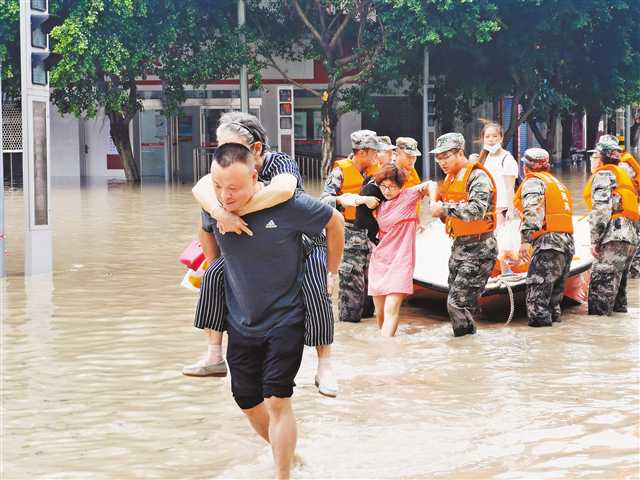 他們在抗洪一線築起“堅固堤壩”