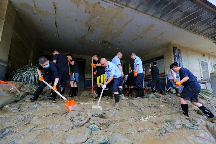 （有修改）【B】派出所洪水中“消失” 重慶民警仍“站崗”不停歇