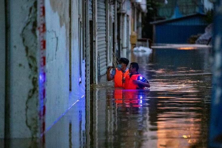 【急稿】【B】重慶渝中：洪水齊腰 民警拴繩在腰繼續巡邏