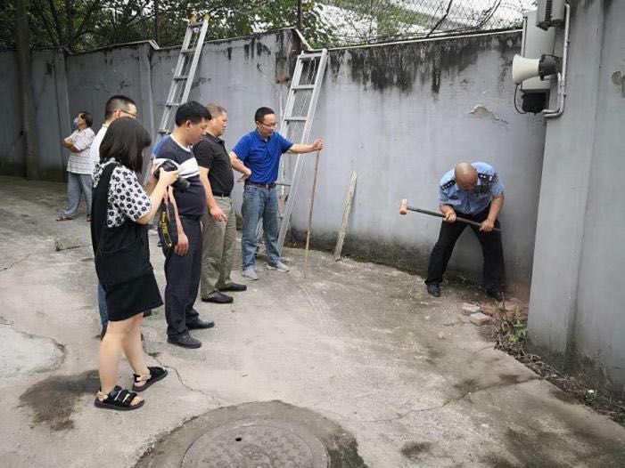 （有修改）【B】重慶江北：民警在洪水中一連救出五位遇困大爺