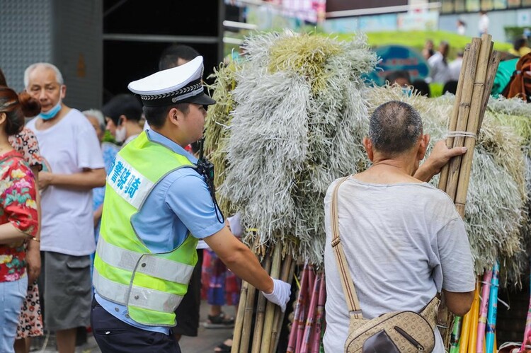 【B】致最可愛的人：奮鬥在抗洪一線的重慶巴南民警