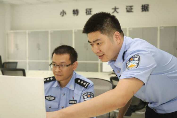 【B】重慶指紋技術民警易昭偉：執著探秘 屢建奇勳