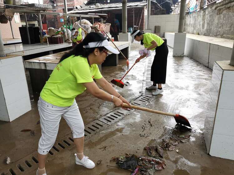 【B】 重慶巴南區：志願者突擊隊開展洪水過境清淤工作 幫助群眾恢復正常生活