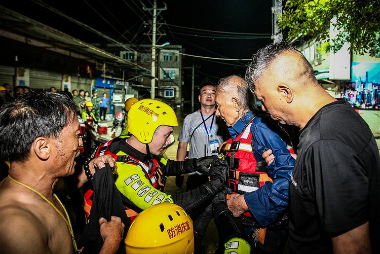 （有修改）【B】派出所洪水中“消失” 重慶民警仍“站崗”不停歇