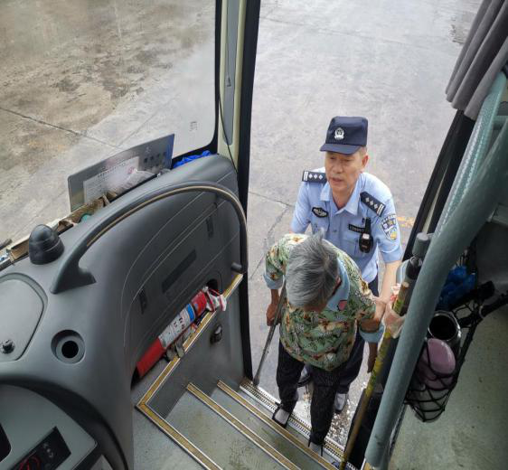 【B】重慶高新區：八旬老太錯過回家班車 民警暖心護航回家路