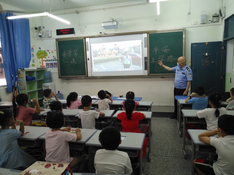 【有修改】【B】構築校園安全“防火牆” 重慶九龍坡區民警生動講解開學第一課