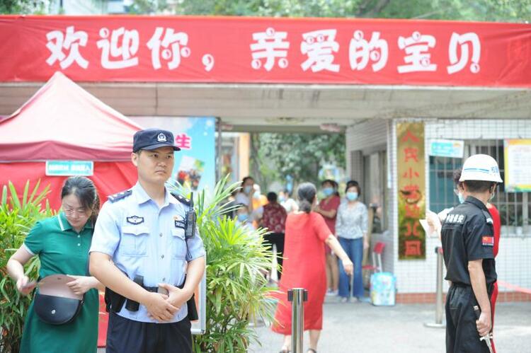 【B】開學首日 重慶渝中“護學崗”民警護航師生校園安全