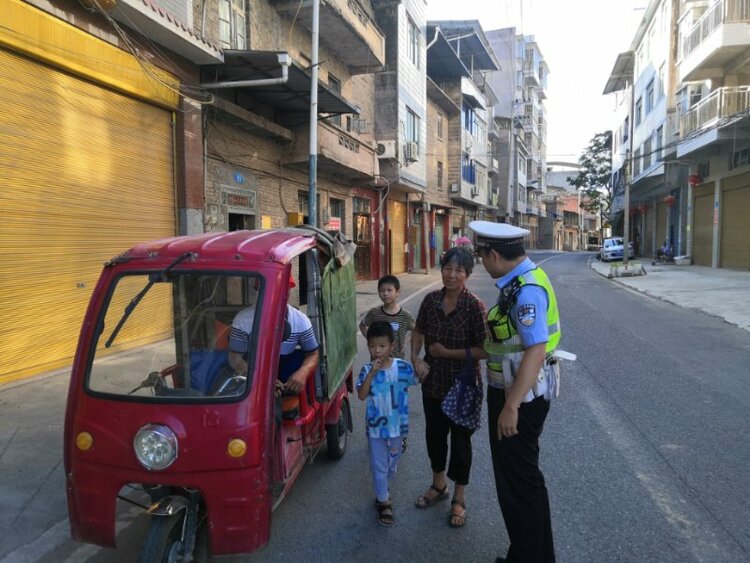 【有修改】老人為就醫乘坐違法車輛 民警理性執法警車護送