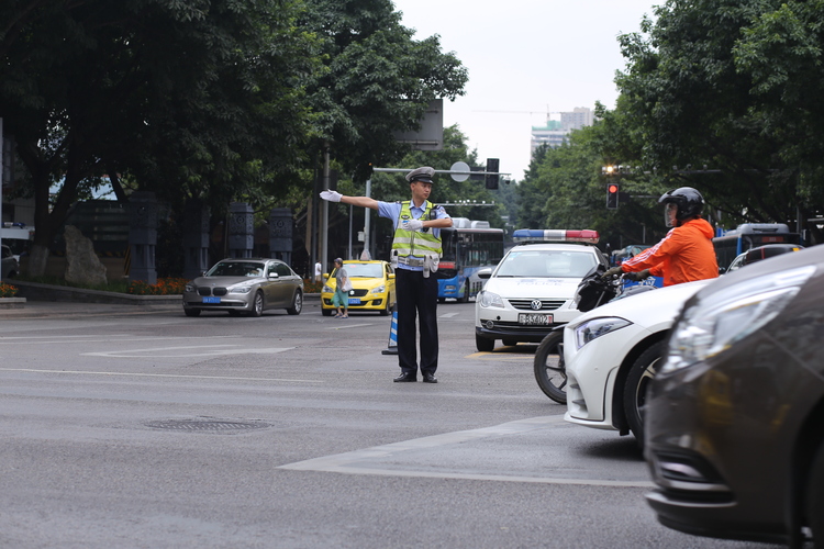 【急稿】【B】中秋國慶“雙節”將迎出行高峰 九龍坡警方發佈交通出行指南