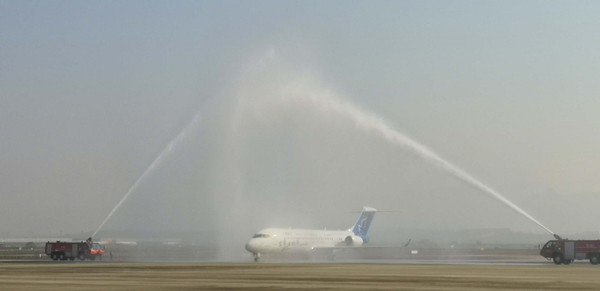 華夏航空接收首架ARJ21飛機 將有100架國産商用飛機入列機隊