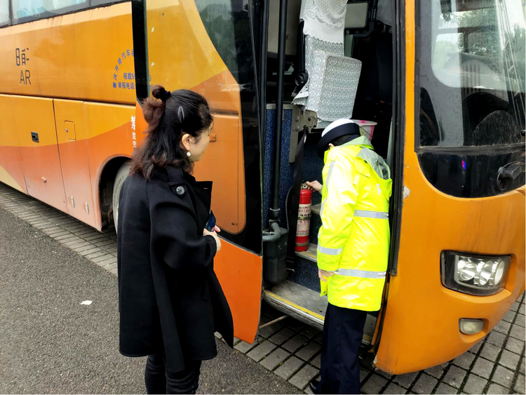 重慶高新警方大力開展秋冬季道路交通安全專項整治行動