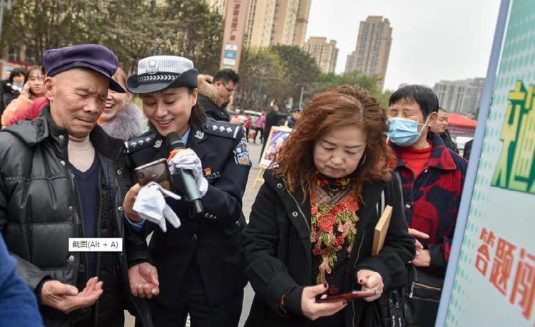 “答題+抽獎” 重慶南岸警方12·2全國交通安全日玩出新花樣