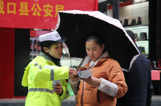 重慶城口警方積極開展12.2“全國交通安全日”主題宣傳活動