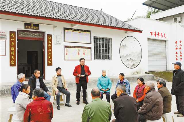 市委宣講團成員在各地各部門宣講黨的十九屆五中全會精神