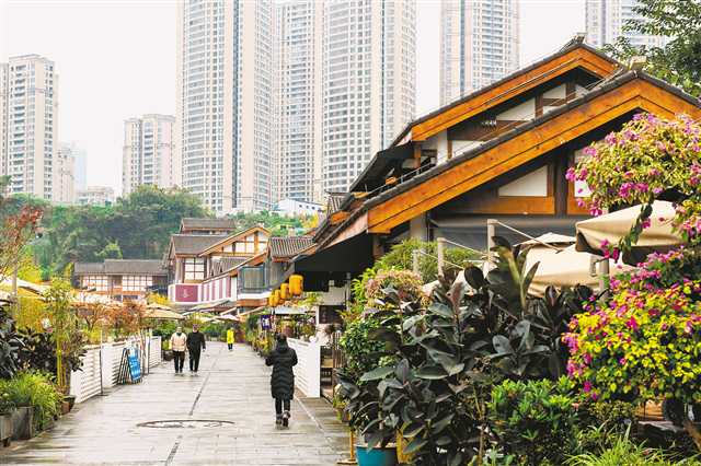 看傳統民居 吃麻辣火鍋 賞一線江景