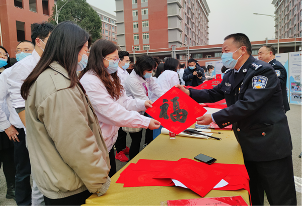 【B】重慶警方“送福普法” 讓群眾感受溫暖