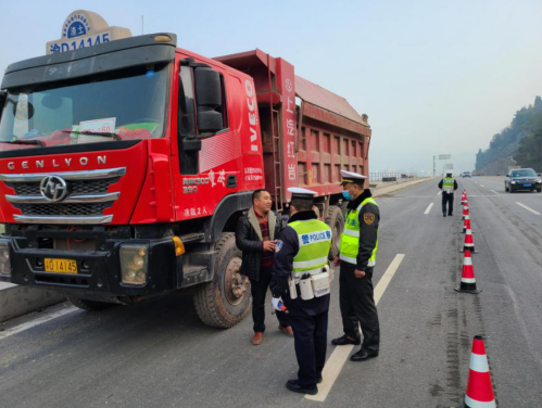 【B】春節不鬆懈 重慶雲陽交巡警持續開展貨運車輛整治行動_fororder_微信圖片_20210209115544