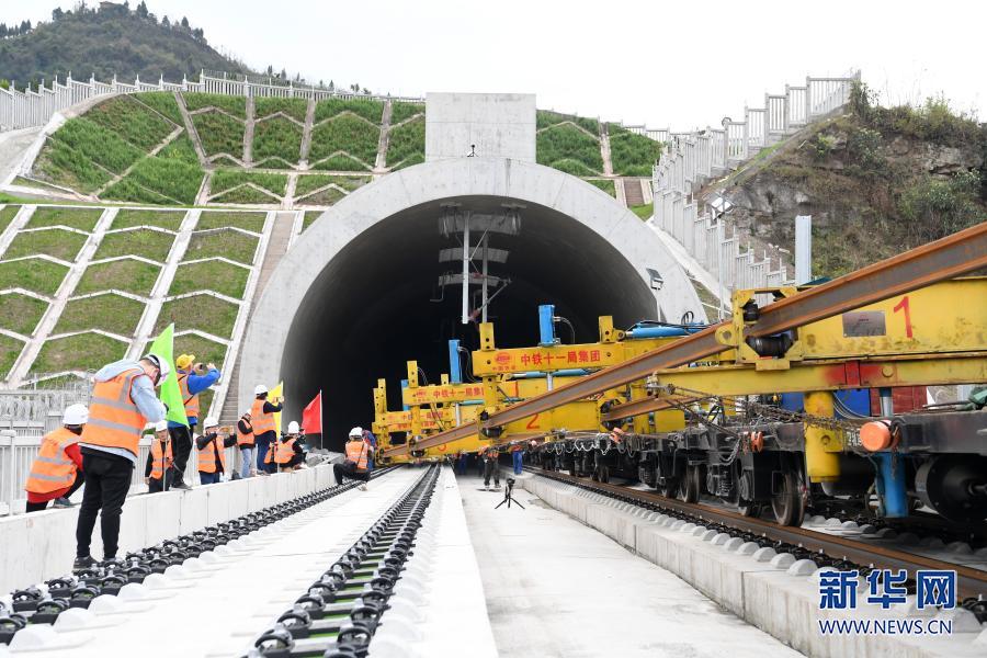 跨線鋪軌技術在鄭萬高鐵重慶段正式運用