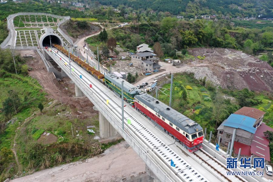 跨線鋪軌技術在鄭萬高鐵重慶段正式運用