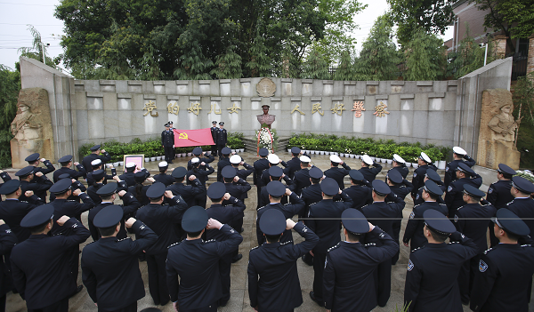 【原創】重慶渝北警方舉行“緬懷公安英模·傳承楷模精神”清明節主題活動_fororder_圖片1