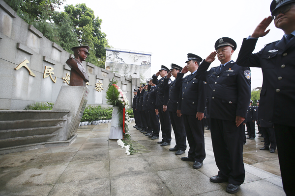 【原創】重慶渝北警方舉行“緬懷公安英模·傳承楷模精神”清明節主題活動_fororder_圖片2