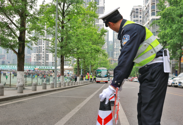 【原創】重慶渝北區交巡警全力護航新冠疫苗方艙接種點_fororder_微信圖片_20210419114746