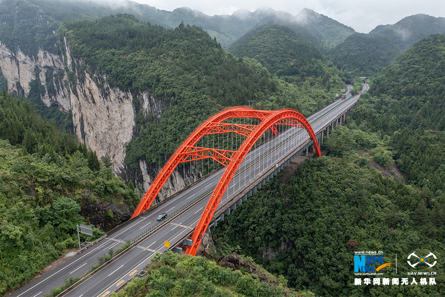 【城市遠洋帶圖】沿著高速看中國|雲霧中的渝湘高速細沙河特大橋