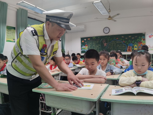 【原創】重慶市高新區：交巡警積極開展“六一”兒童節前交通安全教育宣傳活動_fororder_圖片1