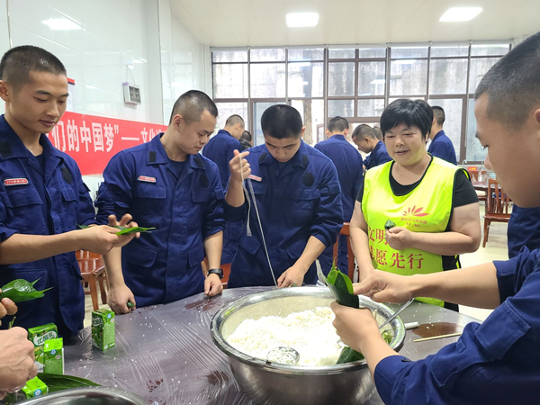 【原創】重慶渝北區：走進“軍營”慶端午 濃情粽香暖民心_fororder_圖片1