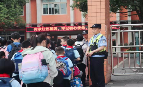 【原創】重慶渝北區民警王衛：堅守初心 守護校園平安_fororder_微信圖片_20210623162335