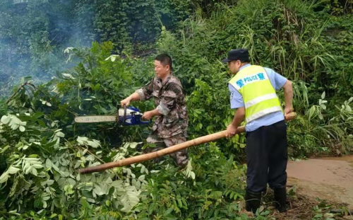 【原創】重慶渝北區警方積極應對強對流天氣_fororder_微信圖片_20210709160326