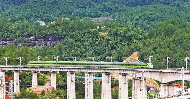 【城市遠洋帶圖】復興號動車開進土家山寨