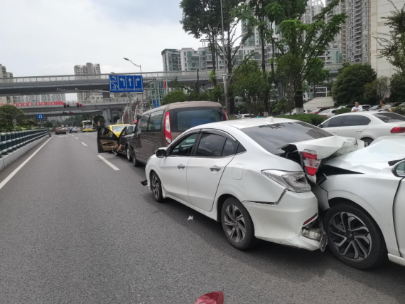 【原創】重慶兩江新區公安分局：別讓開車玩手機成為新型“馬路殺手”_fororder_3