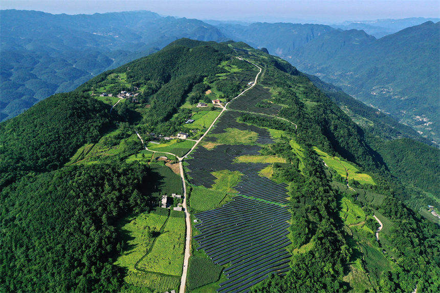 重慶黔江：高山“光伏梯田”美如畫