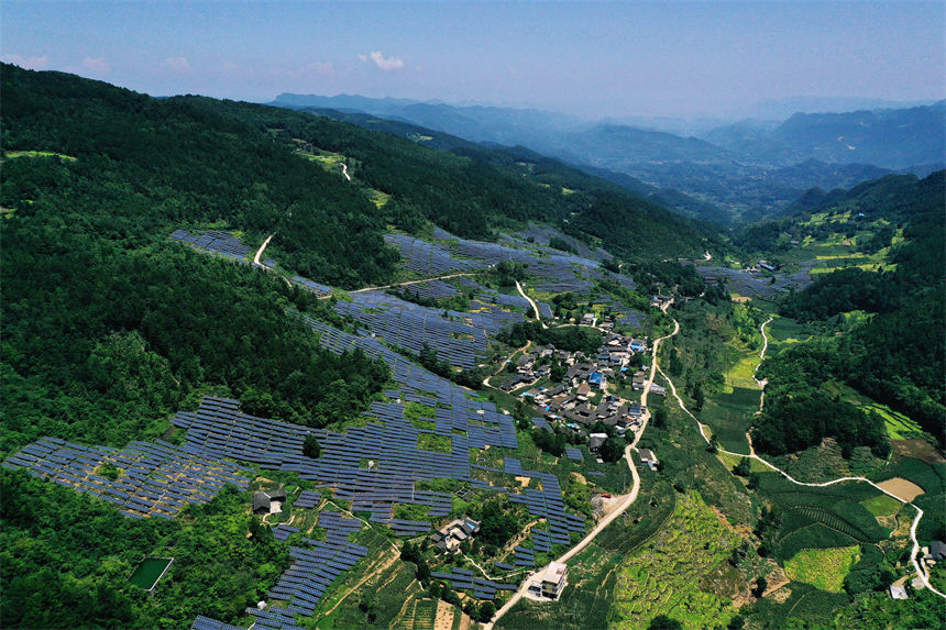 重慶黔江：高山“光伏梯田”美如畫