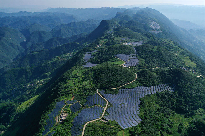 重慶黔江：高山“光伏梯田”美如畫