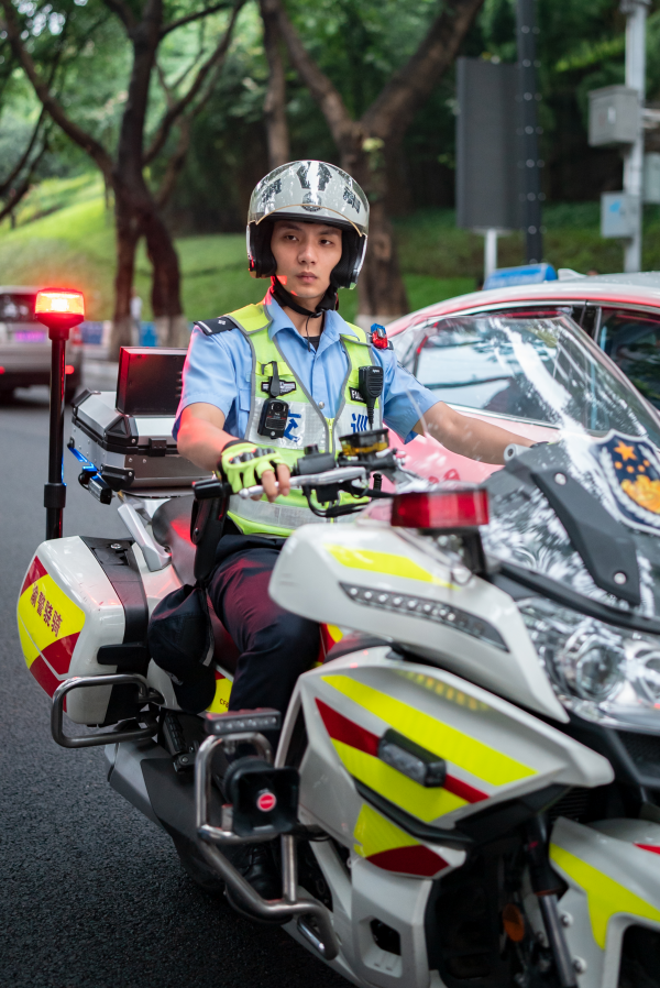 【原創】重慶渝中渝警驍騎輔警秦皋源：用汗水守護平安 讓青春閃亮夢想_fororder_WPS圖片-修改尺寸