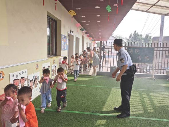 【原創】重慶高新區組織民警進幼兒園開展安全演練_fororder_微信圖片_20210927142754