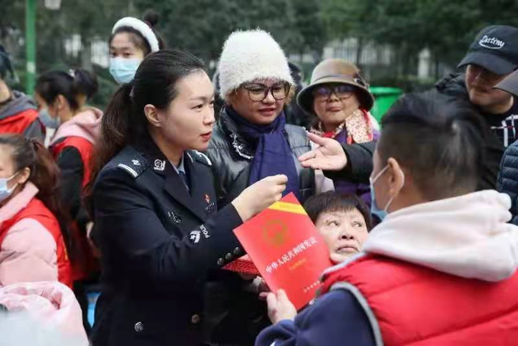 【原創】全國道德模範重慶女警何巧進社區開展憲法宣傳