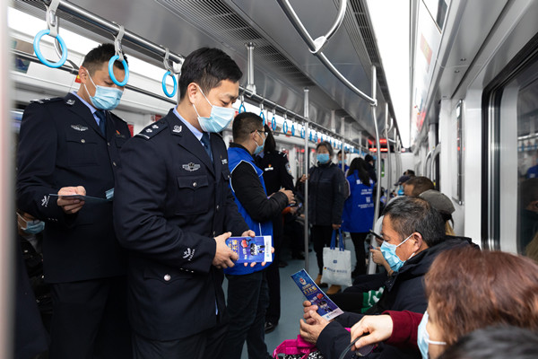 【原創】重慶軌道交通五號線“反詐宣傳專列”上線_fororder_微信圖片_20211214144607