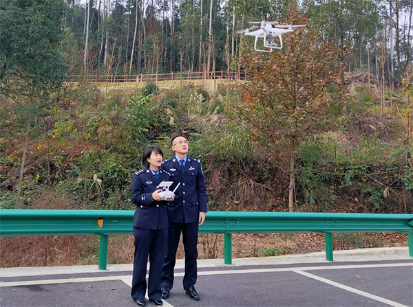 【原創】重慶市高新區警方：森林防火立體化 安防巡邏助宣傳_fororder_圖片2