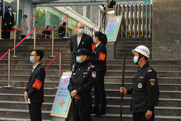 【原創】重慶渝中警方：紮實站好“護學崗” 為師生撐起“平安傘”_fororder_圖片1