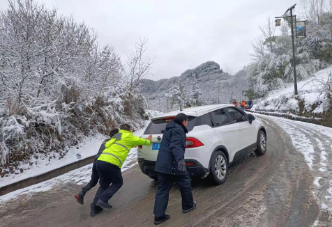 【原創】重慶萬州：民警風雪中守護群眾平安路_fororder_微信圖片_20220208160453