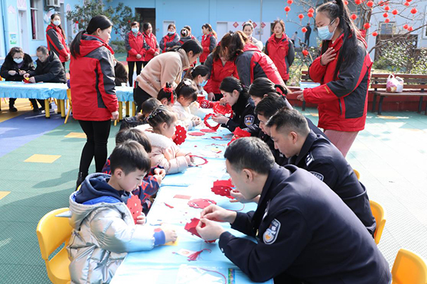 【原創】重慶高新區警方與幼兒園師生共同慶祝元宵佳節_fororder_圖片3