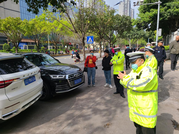 【原創】重慶雲陽交巡警聯合市政開展重點路段車輛違停整治行動_fororder_圖片1