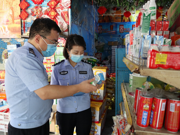 重慶高新警方嚴查校園周邊食品安全 呵護孩子健康成長_fororder_圖片1