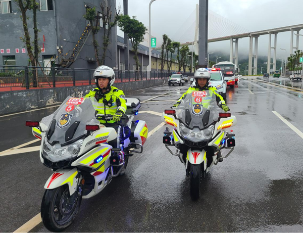 【原創】重慶雲陽交巡警護送6000余名高考學子抵達考場_fororder_圖片1